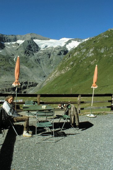 Frisch ist's hier oben, Aufwärmpause mit Bergblick