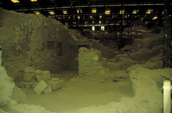 Bei Akrotiri liegt die überdachte Ausgrabungsstätte eines über 3000 Jahre alten Ortes