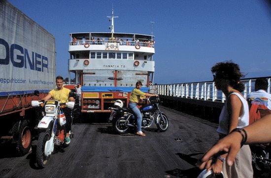 Von unserem Basislager auf dem Pelepones aus, setzen wir zum Festland über