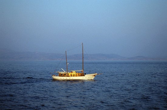 Ein Segelschiff tuckert aufs Meer hinaus