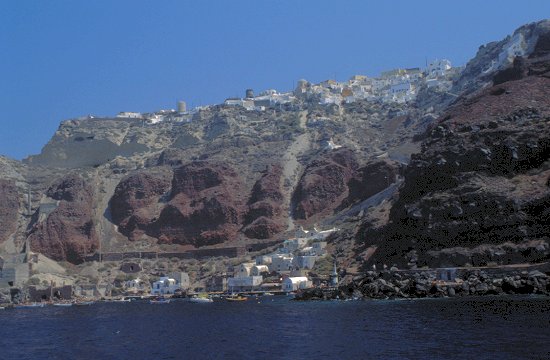 Auf dem Kraterrand liegt die Hauptstadt Thira