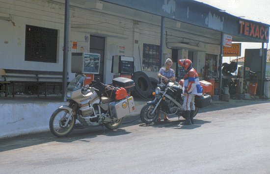 Tankstelle in einem Dorf