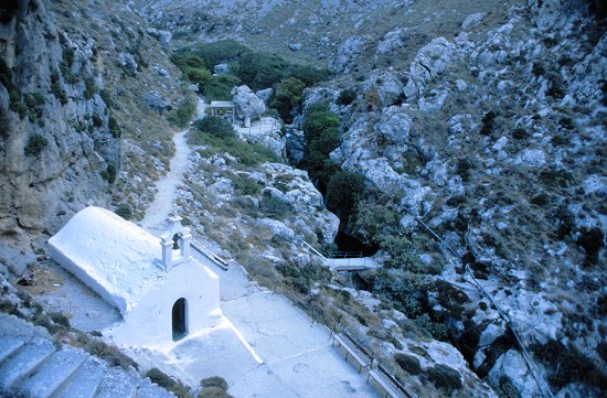 Kleine Kapelle am Eingang einer Höhle
