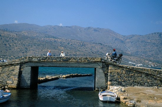 Brücke über einer Hafenzufahrt