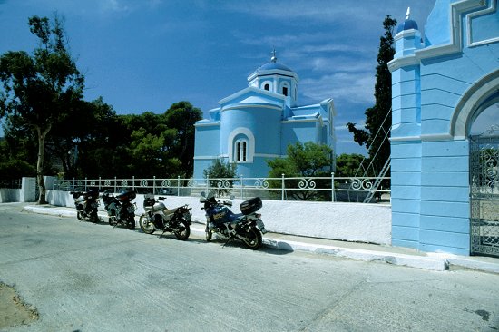 Das helle Blau der Kirche brennt fast in den Augen