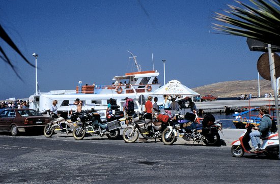 Warten auf die Fähre im Hafen von Paros
