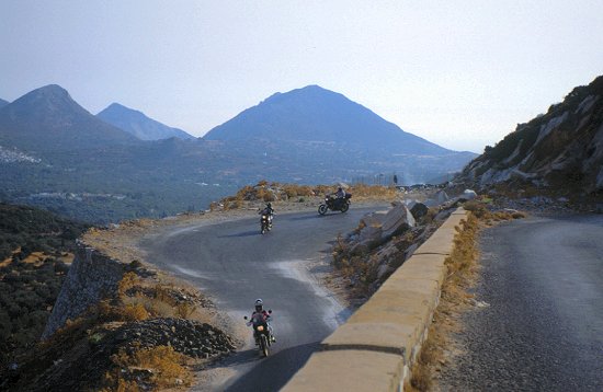 Viele Kurven versüßen uns die Fahrt zurück ins Tal