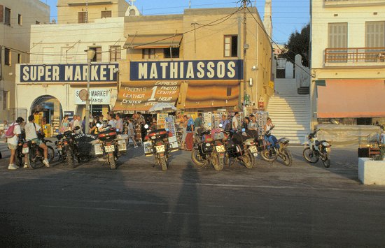 Im Hafen von Naxos-Stadt warten wir auf die Nachtfähre nach Piräus