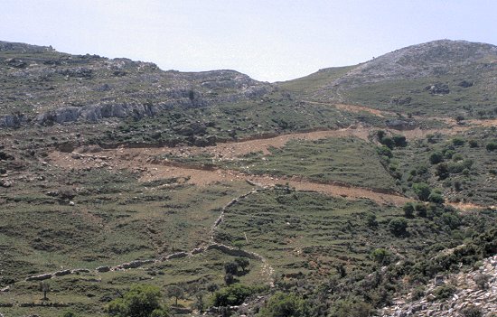 Der geschobene Weg auf den Berg hinauf sieht aus der Entfernung harmlos aus