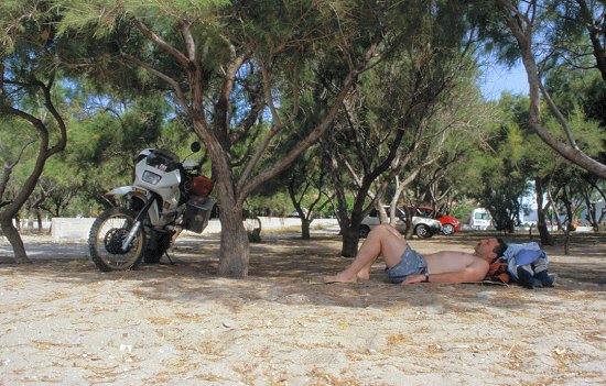 Schattige Pause am Strand von Samos