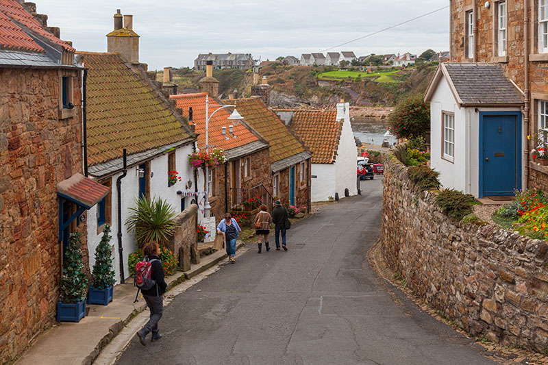 Eine kleine Gasse führt zum Hafen