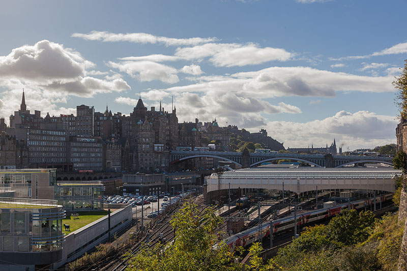 Bahnhof und das alte Edinburgh