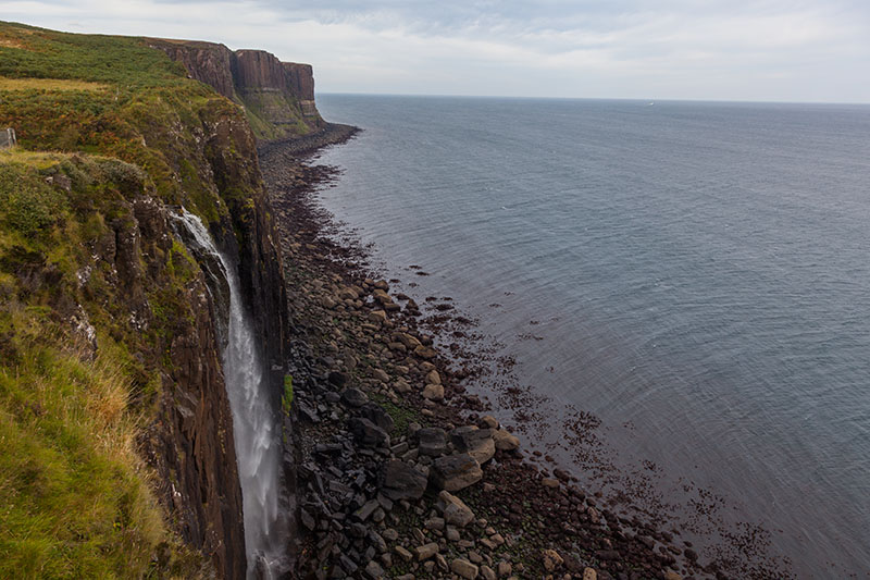 Im Vordergrund der Mealt Fall, hinten der Kilt Rock