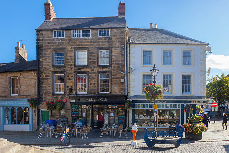 Im Städtchen Alnwick stoppen wir um Geld zu wechseln ...