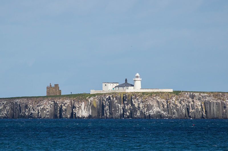 Burgruine und Leuchtturm auf einer vorgelagerten Insel