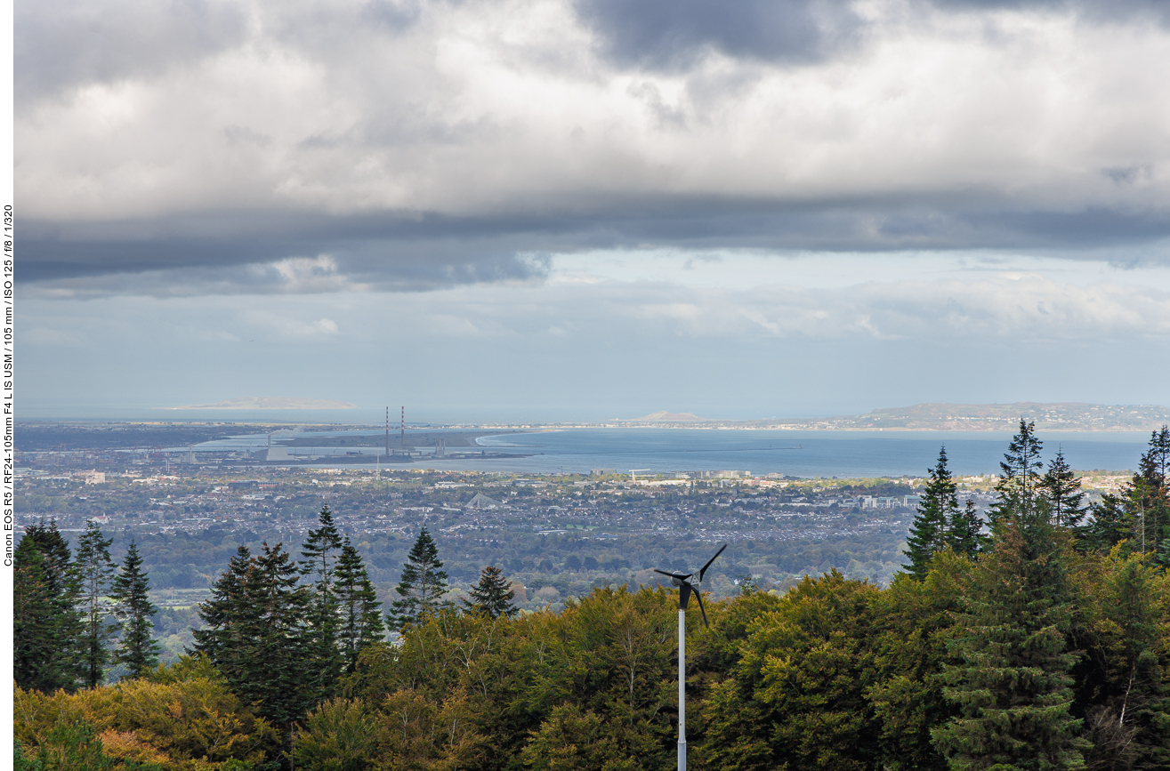 Blick über eine Bucht bei Dublin