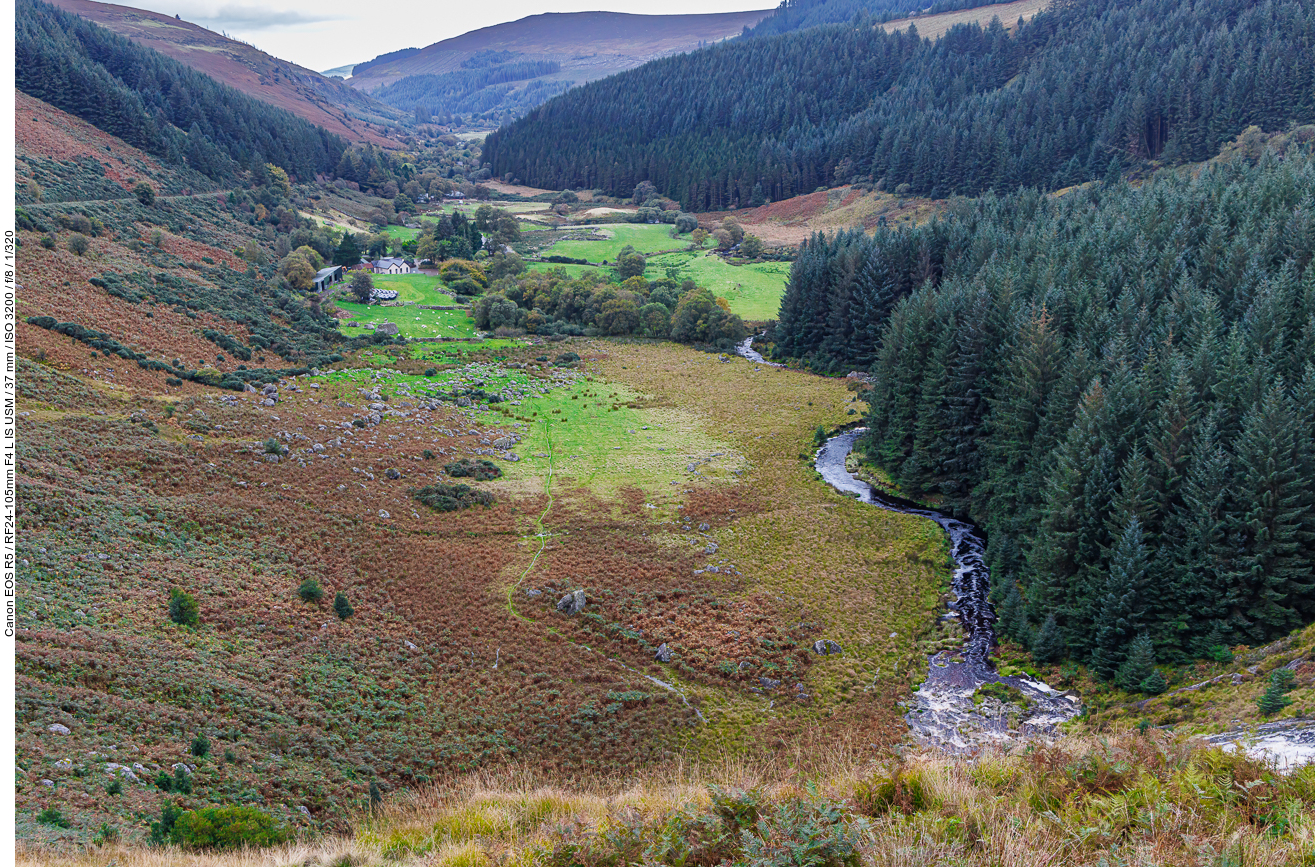 Das Wasser des River Glenmacnass fließt durch das Tal bei Clarisses Cottage