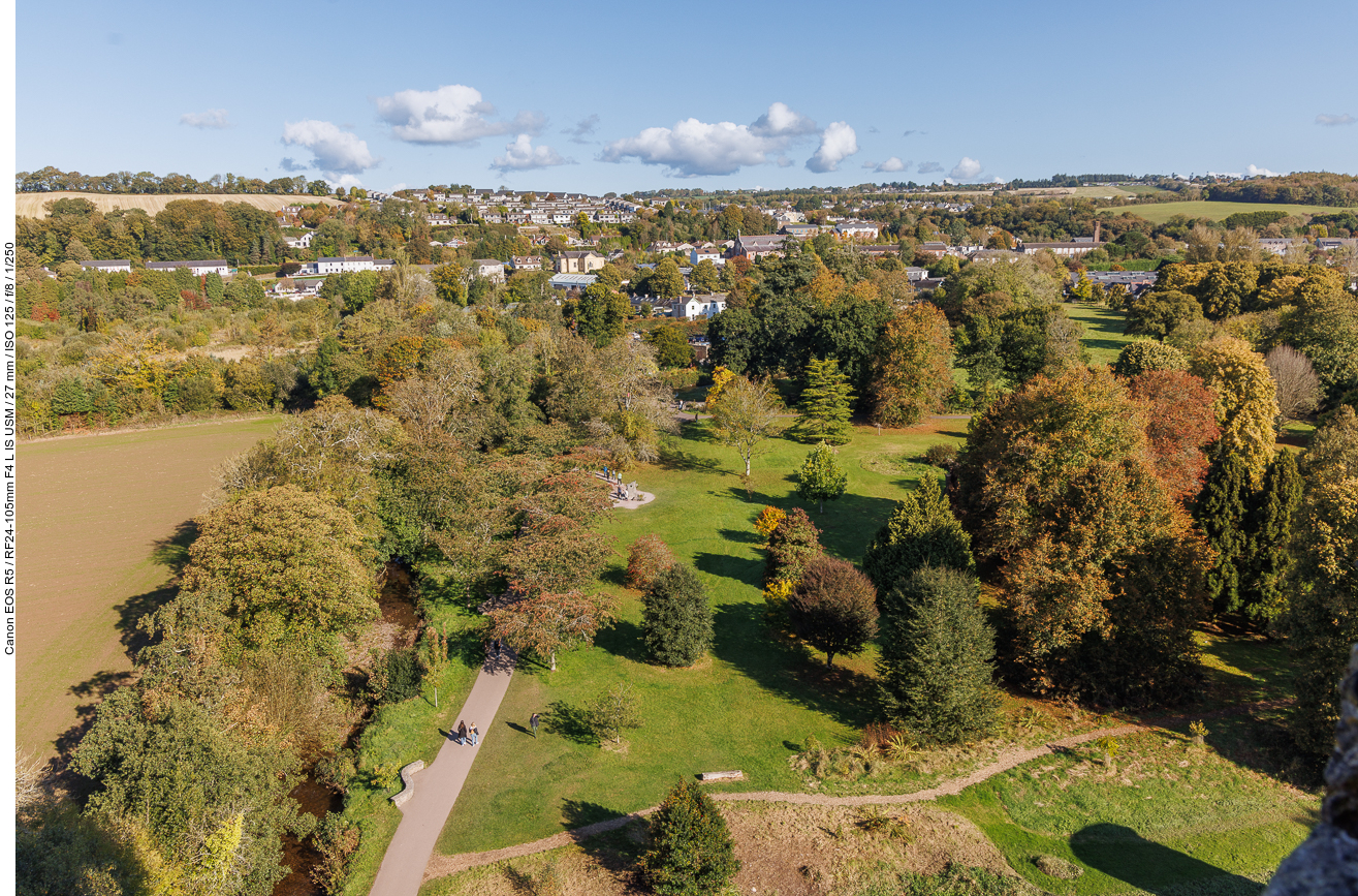 Blick vom oberen Wehrgang auf Park und Blarney