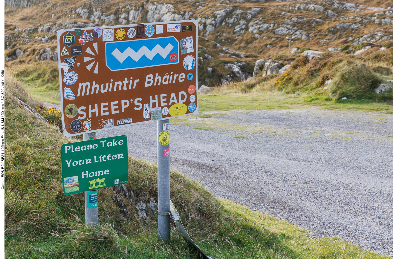 Heute fahren wir zu einem großen Teil auf dem "Wild Atlantic Way" entlang (Blaues Logo)