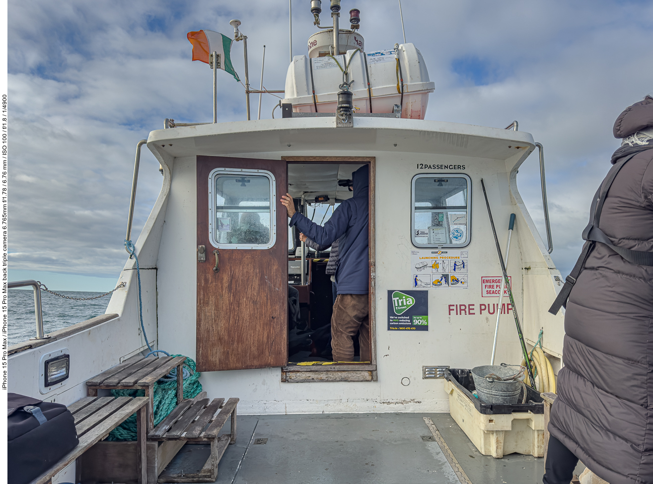 Obwohl das Wetter eigentlich nicht schlecht ist, schaukelt das Schiff wie wild in den Wellen