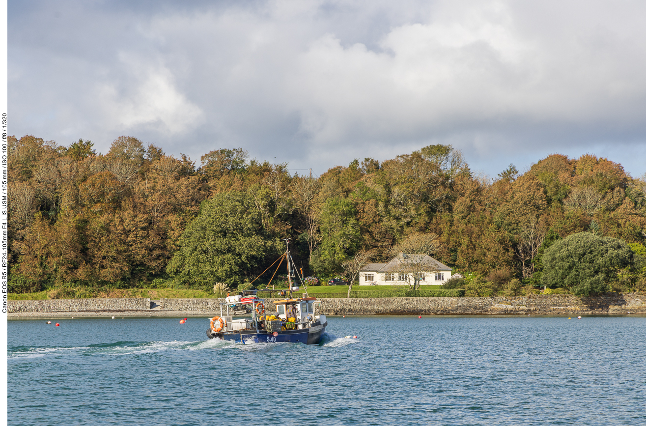 Fischerboot bei der Einfahrt in den Hafen