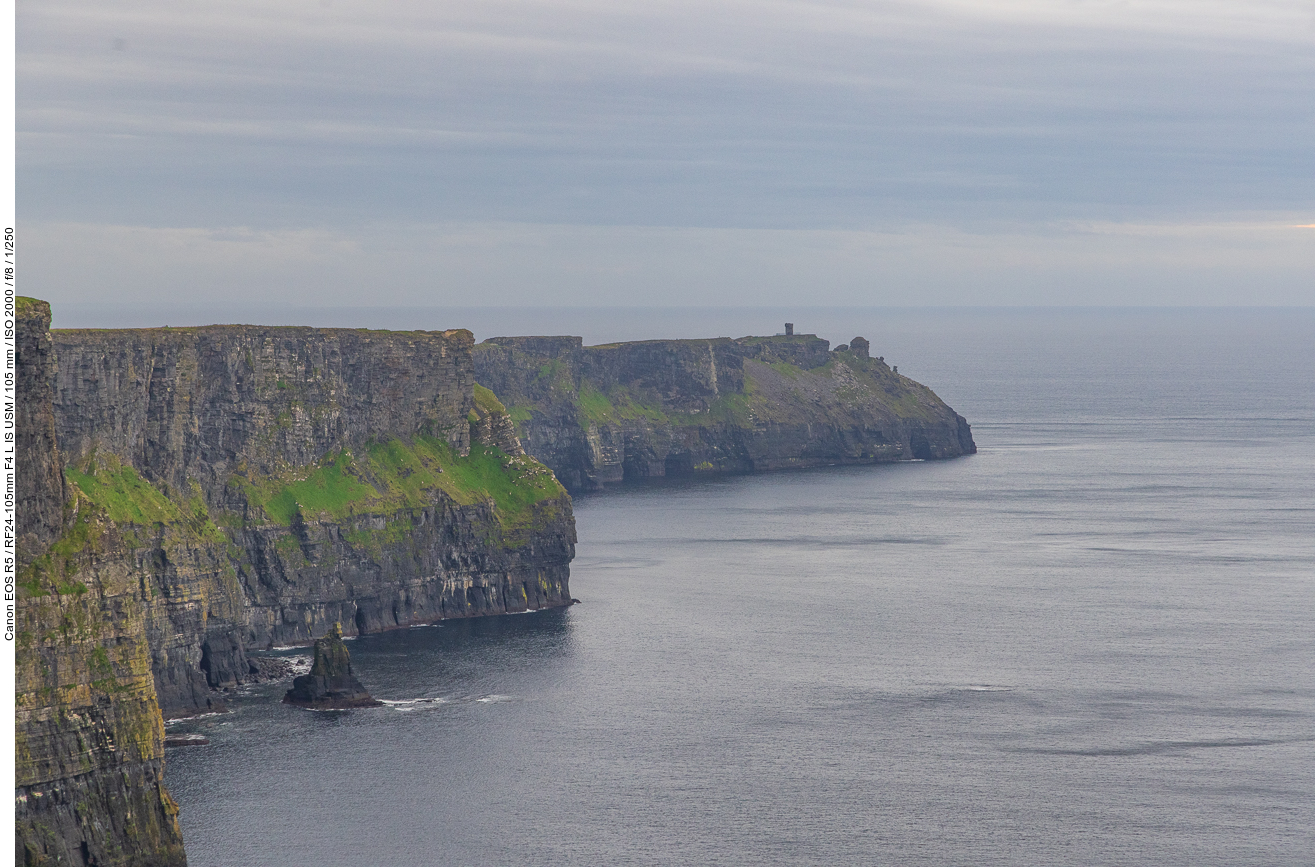 Die Klippen ragen an vielen Stellen nahezu senkrecht aus dem atlantischen Ozean und erstrecken sich über mehr als acht Kilometer. Am Südende, dem Hag’s Head, haben sie eine Höhe von ungefähr 120m, nördlich des O’Brien’s Tower erreichen sie sogar 214 m. 
