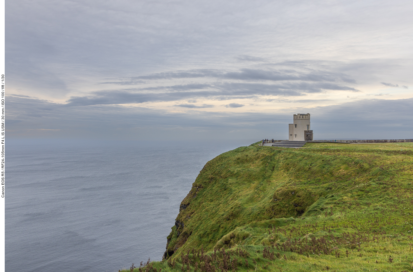 Der O’Brien’s Tower liegt etwa auf der Hälfte der Uferstrecke und entstand 1835 im Auftrag von Sir Cornellius O’Brien als Wachturm. Bei guter Sicht sind von dort aus die Aran Islands und mitunter auch die Galway Bay zu sehen. Jenseits dieser liegen die Maumturk-Berge in Connemara.