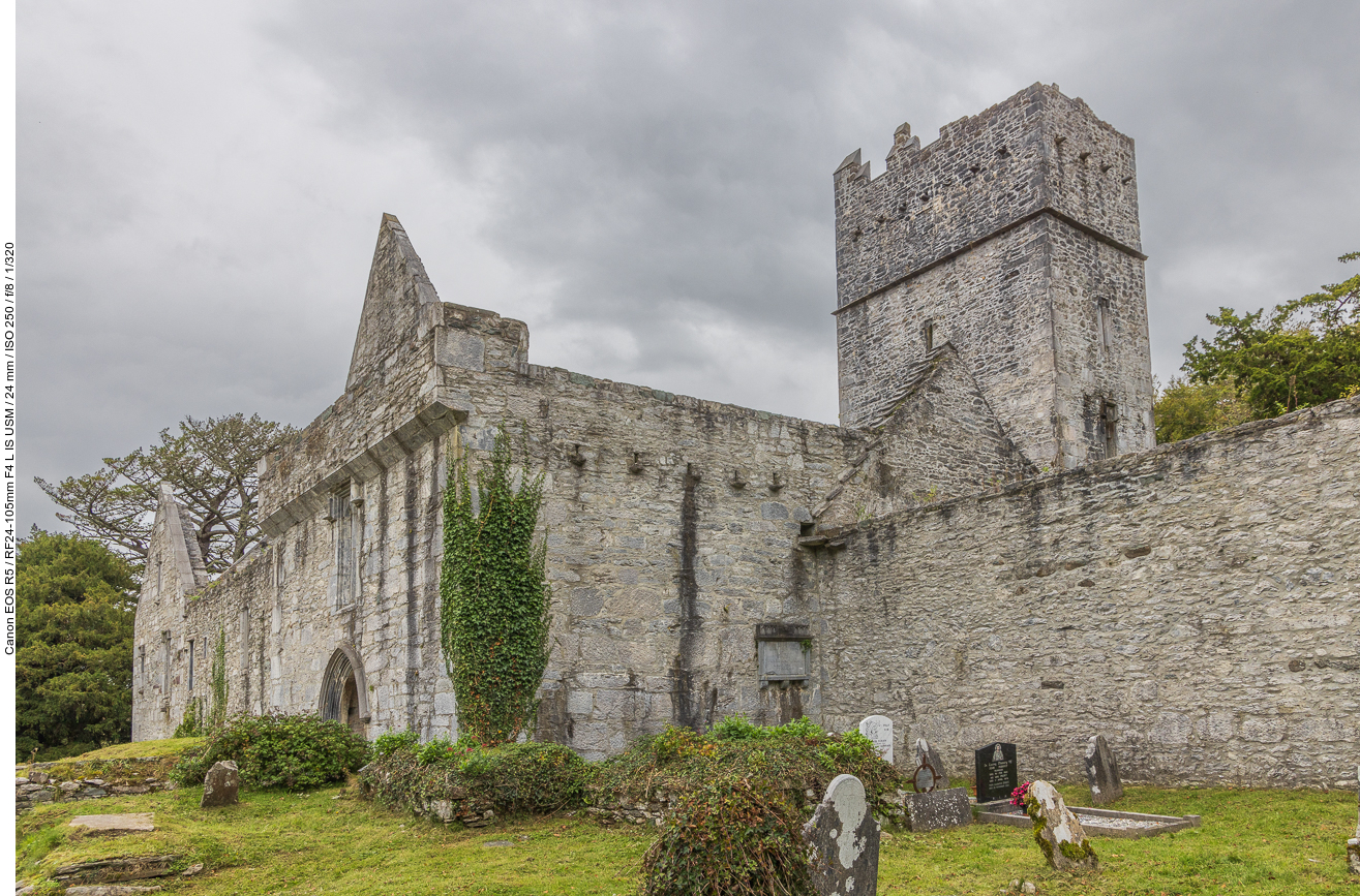 Die Muckross Abbey von außen gesehen