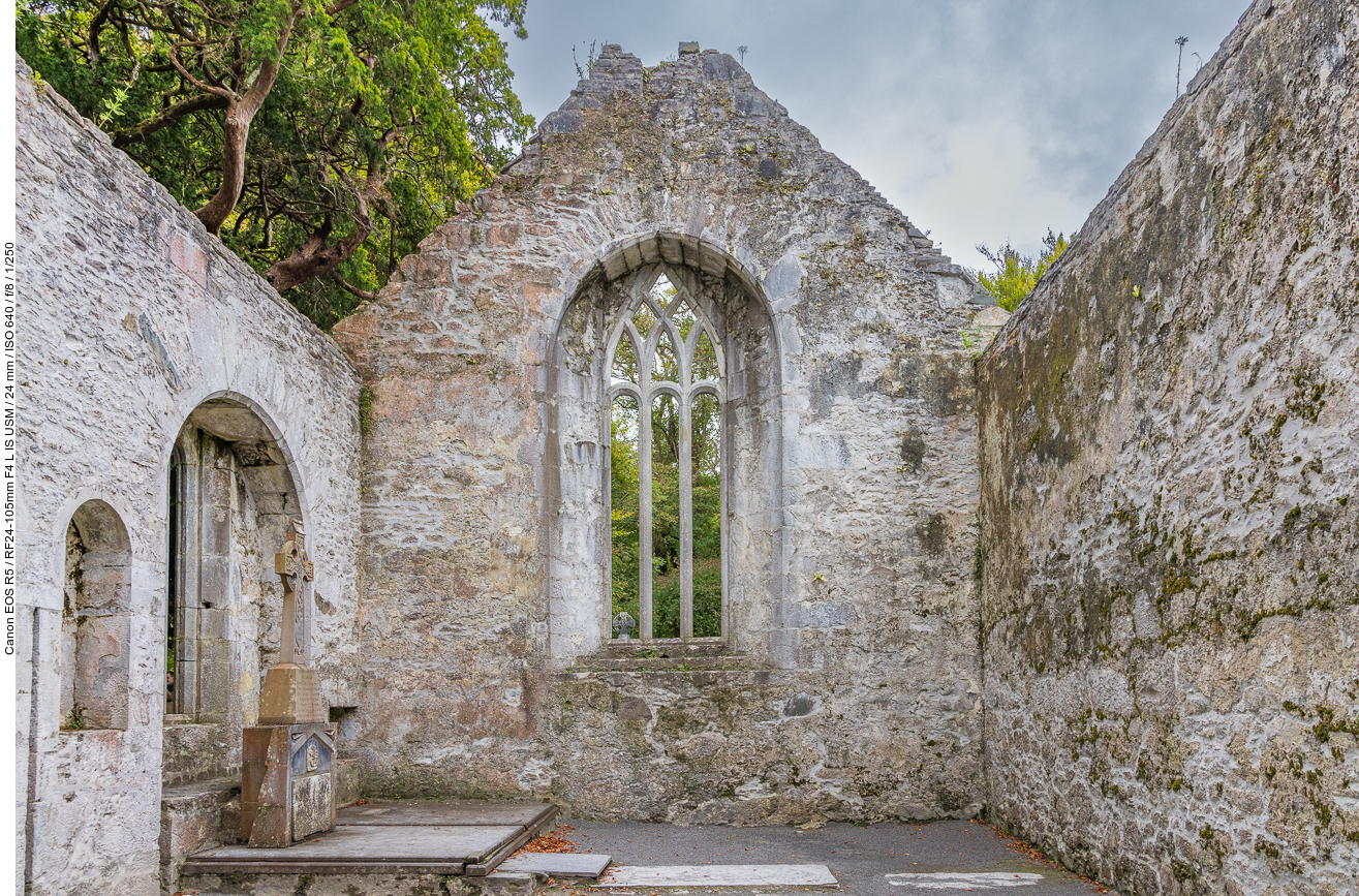 Im Inneren der Abtei und auf dem angrenzenden Friedhof sind Seafradh O’Donnchadha, Aodhagan O’Rathaille, Eoghan Rua O’Sulleabhain und Piaras Feiritéar begraben. Diese lebten im 17. und 18. Jahrhundert und sind als die „Kerry Poets“ bekannt.
