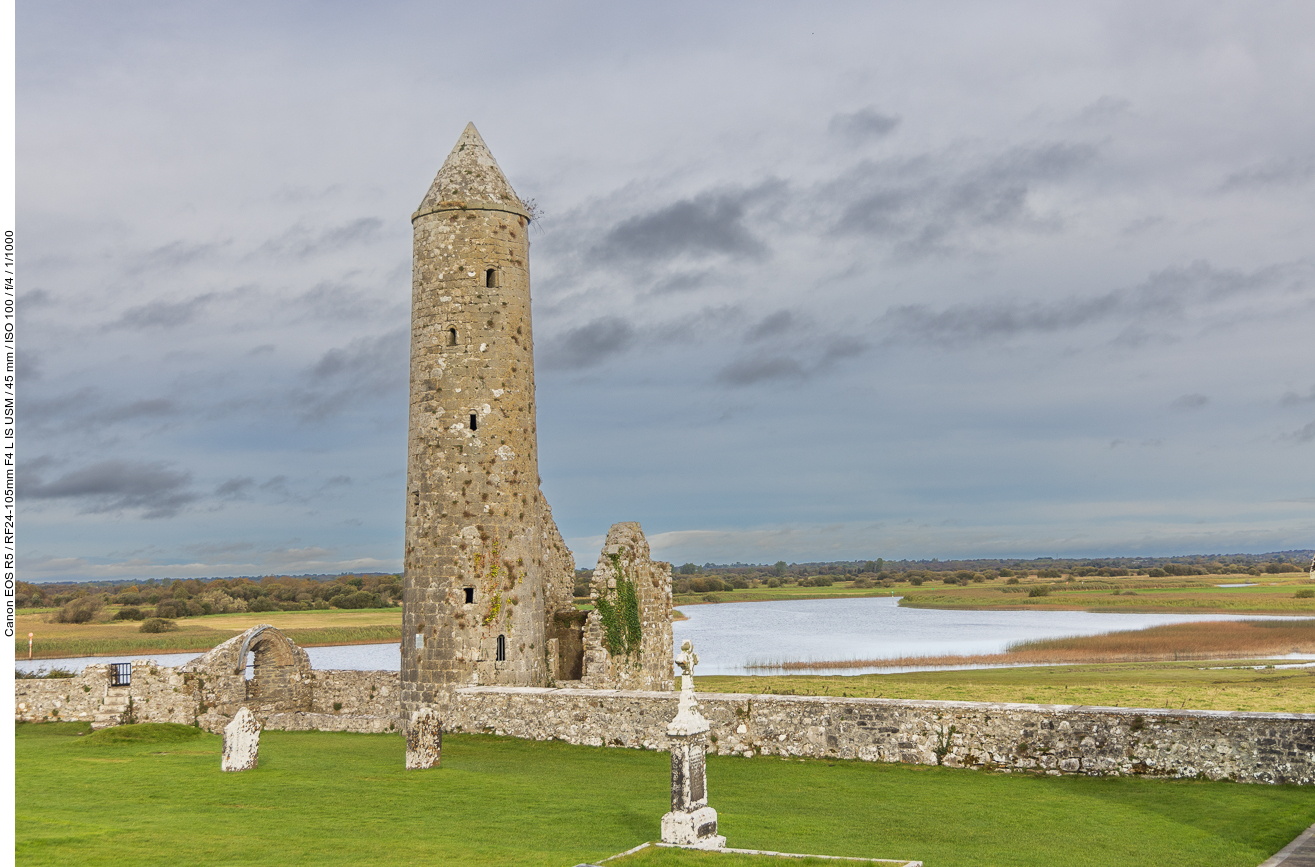1552 erreichten englische Truppen Athlone und versuchten, auch von diesem Kloster Besitz zu ergreifen. Über 100 Jahre konnten sich die Bewohner der Anlage noch wehren. Dann kam Cromwell und verwüstete dieses und Hunderte anderer Klöster. Seither war die Anlage dem Verfall preisgegeben. Seit 1877 ist Clonmacnoise ein National-Monument. Mitte der 1950er Jahre wurde es als kulturelles Erbe dem Staat übertragen. 