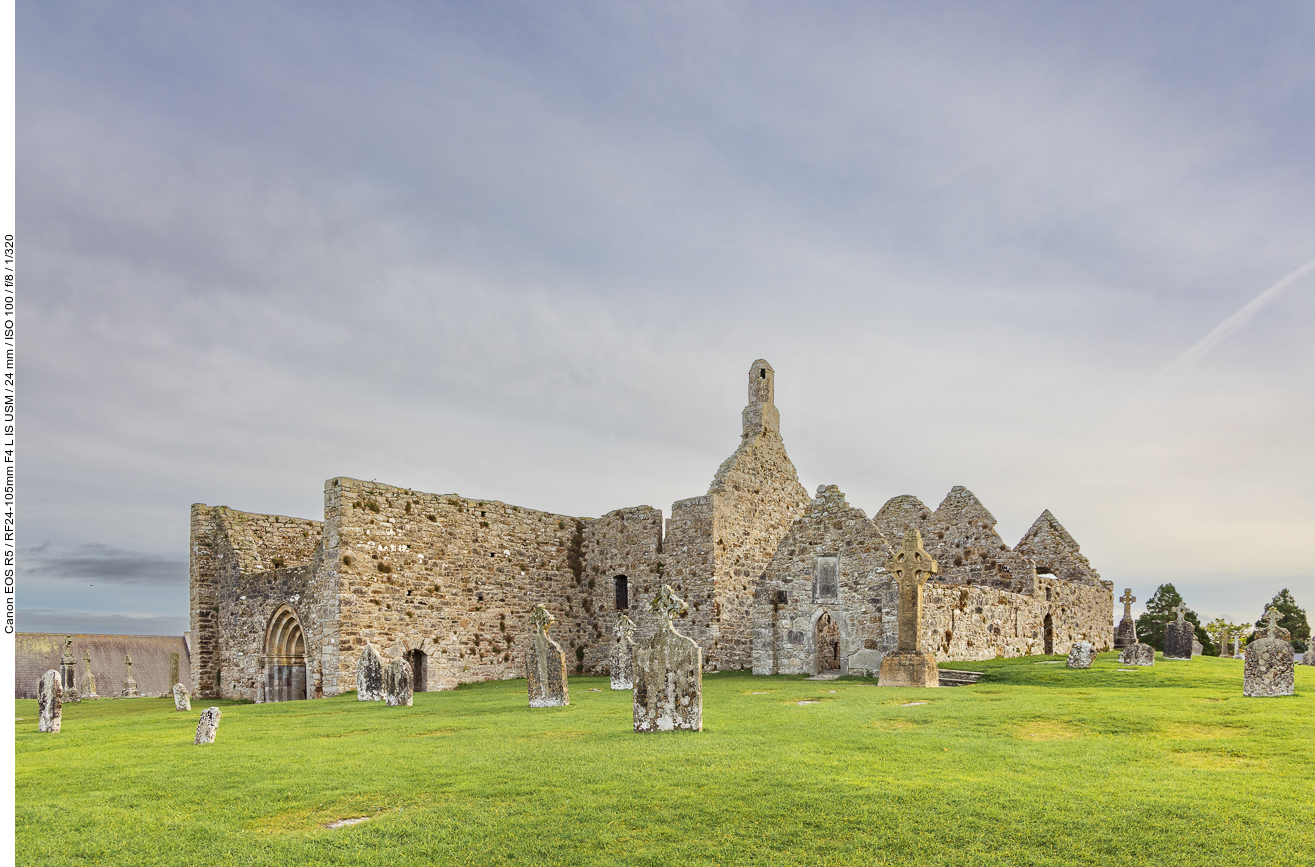 Clonmacnoise (irisch Cluain Mhic Nóis, „Wiese der Söhne des Nóis“; Aussprache: [klu?n?? v?ik? no??]) ist eine einzigartige Klosterruine im County Offaly, am Fluss Shannon in der Republik Irland gelegen. Die Geschichte des Klosters reicht zurück ins 6. Jahrhundert. Heute ist die Anlage eine der meistbesuchten touristischen Attraktionen der grünen Insel. Die ehemalige Klosteranlage liegt nur wenige Kilometer südlich der nahe dem Inselmittelpunkt liegenden Stadt Athlone. 