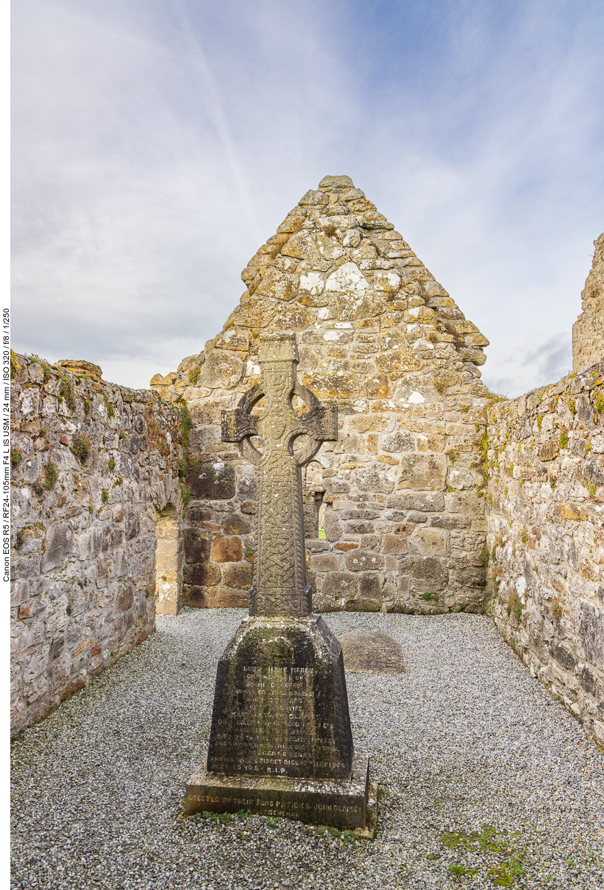 Clonmacnoise wurde zu einem geistlichen und geistigen, aber auch handwerklichen Zentrum Irlands. Viele noch heute bekannte Schriftstücke weisen auf die Bedeutung des Klosters hin. Die Werkstätten schufen besonders schöne Gegenstände, insbesondere Bischofsstäbe oder Reliquienbehälter. Die größte Ausdehnung hatte die Anlage im 12. Jahrhundert. 