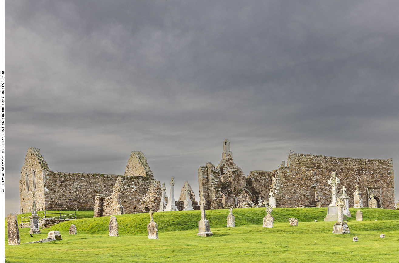 Dunkle Wolken über Clonmacnoise
