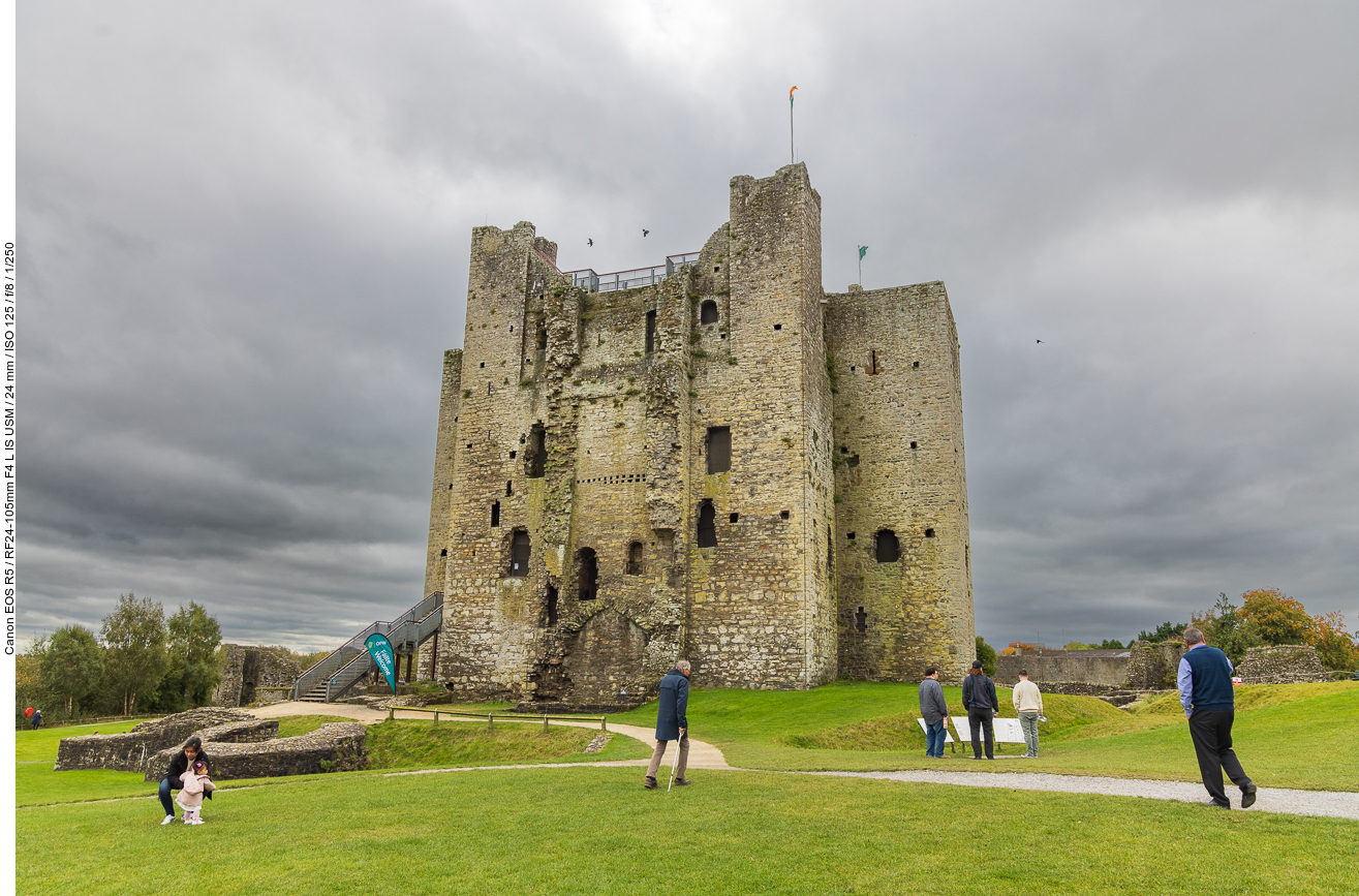 Trim Castle (irisch Caisleán Bhaile Átha Troim) in Trim (Grafschaft Meath, Irland) ist ein normannisches Kastell aus dem 12. Jahrhundert. Gebaut in einem Areal von etwa drei Hektar, wird es als das ursprünglich größte Kastell in Europa angesehen. Heute sind jedoch nur noch die Ruinen der ehemaligen Burg vorhanden.