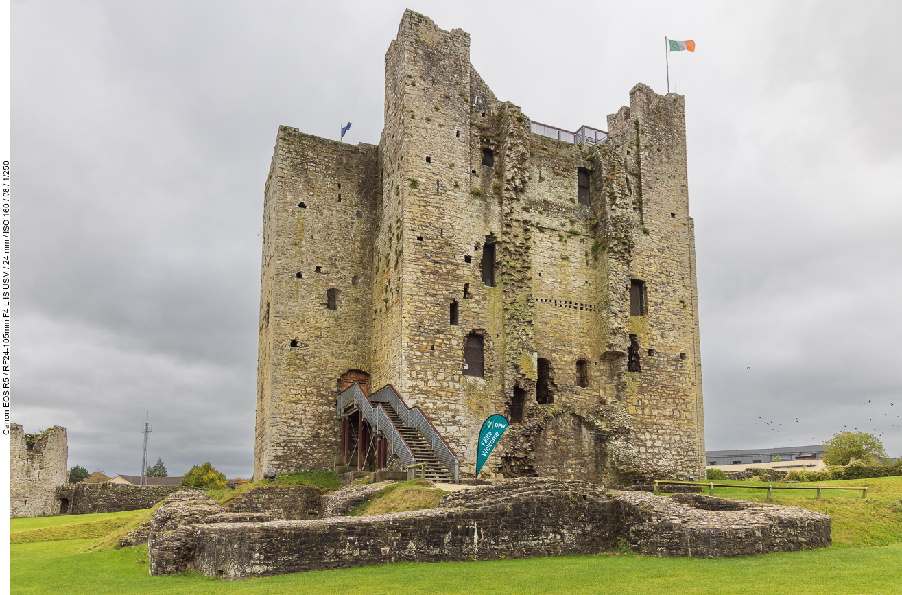 Am Standort des Kastells am Ufer des Flusses Boyne errichteten Hugh de Lacy, der erste Lord of Meath und sein Sohn Walter 1172 zunächst eine Motte mit einem hölzernen Turm, als ersten Akt cambro-normannischer Landnahme in Meath. Die Burg wurde rasch ausgebaut und diente als Zentrum des Einflussgebietes der Familie Lacy in Irland. Sie bot Schutz und wurde dadurch Anziehungspunkt für Handel und Klosterleben.