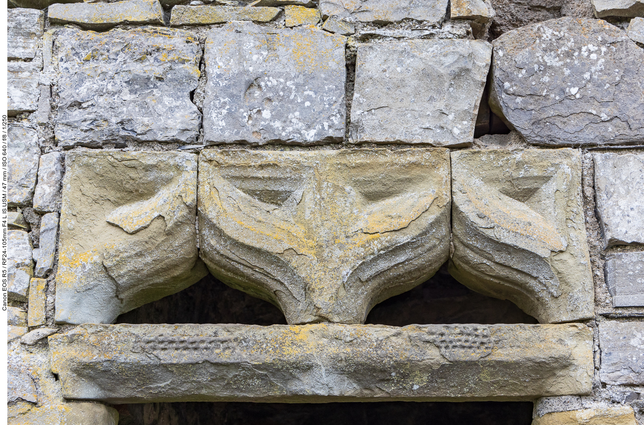 Detail eines Fenstersturzes am Glockenturm