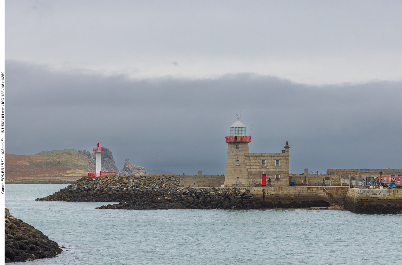 Im Hafen von Howth suchen wir nach den angeblich dort herumschwimmenden Seehunden. Leider finden wir keine und flüchten dann vor dem Regen