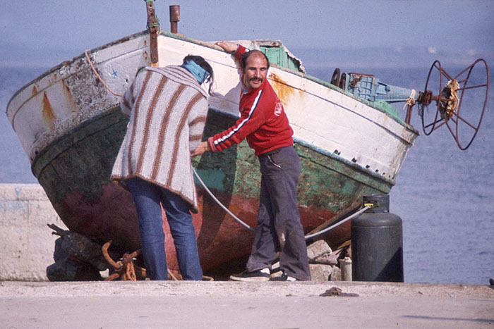 Fischer dichten ihr Boot ab