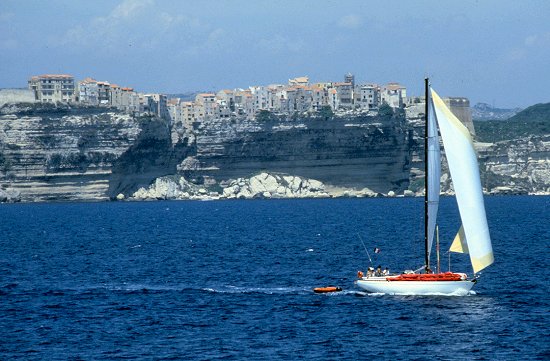 An Korsikas Sdkste: Die Huser von Bonifacio fallen fast ins Meer