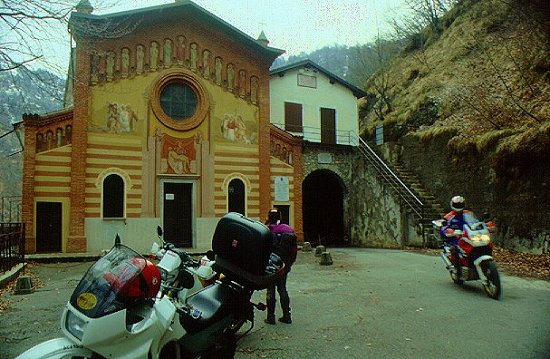 Kirche mit integriertem Tunnel in der Nhe des Idro-Sees
