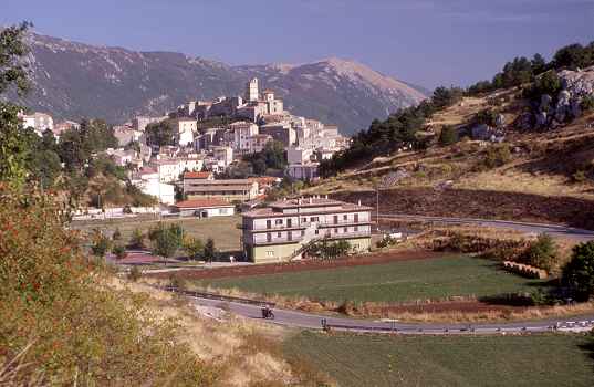 Der Ort "Castel del Monte" von Norden ...