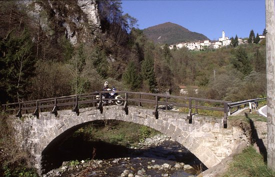 Die Brcke hat gerade mal gute Motorradbreite