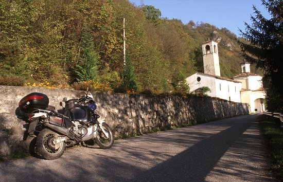 Kirche an einer Nebenstrae vor Vobarno