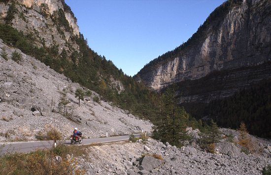 Der Weg zum Lago die Tvel ist mit Bergen aus losen Steinen gesumt 