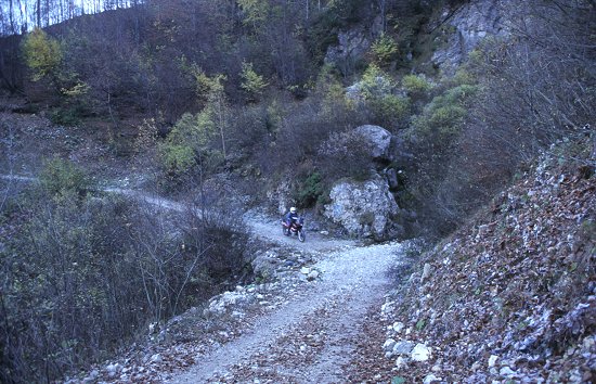 Die Nordrampe des Passo Campogrosso ist geschottert