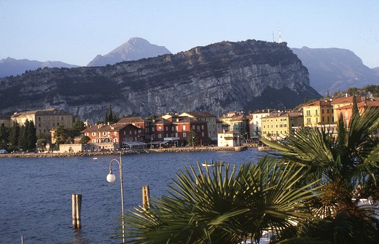 Blick aus unserem Hotelfenster auf den Gardasee