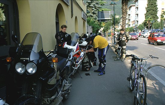 Markus beim Batteriewechsel in Riva