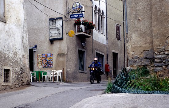 Durch diese hohle Gasse ...