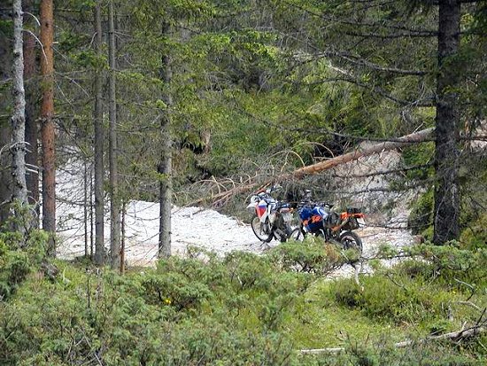 Die Moppeds übernachten in Sichtweite