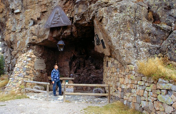 Eine kleine Kapelle ist hier in den Berg geschlagen worden